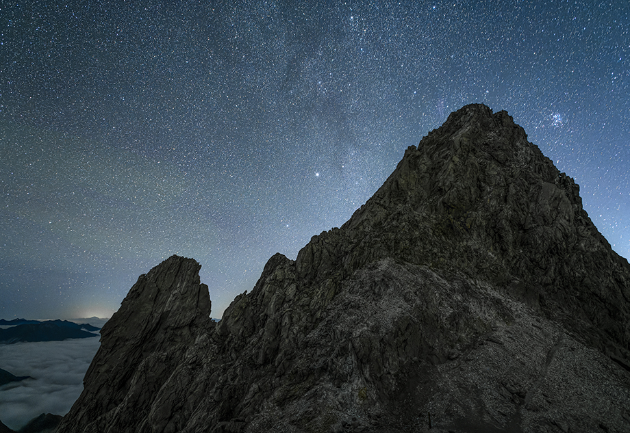 写真　「誕生から約175万年の槍ヶ岳から星空を眺める」竹下光士